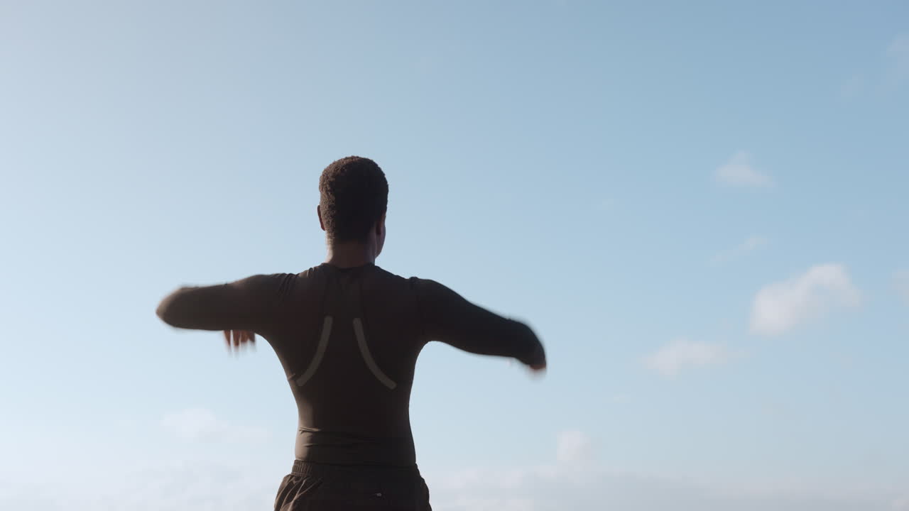 hombre, aptitud y puño bomba en la maqueta en la victoria