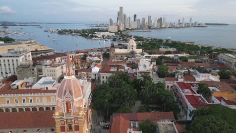 Ummauerte-Altstadt-Von-Cartagena-De-Indian-Im-Kontrast-Zur-Modernen-Skyline-Von-Bocagrande,-Luftaufnahme