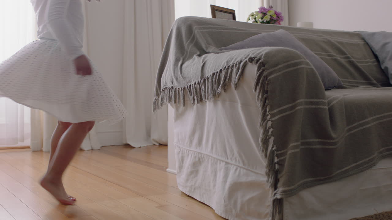 una pequeña bailarina feliz practicando ballet con tutu jugando a un juego de simulación en casa disfrutando de la imaginación infantil 4k