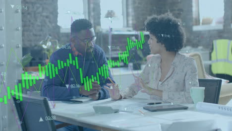 animación del procesamiento de datos sobre diversas personas de negocios discutiendo el trabajo en la oficina