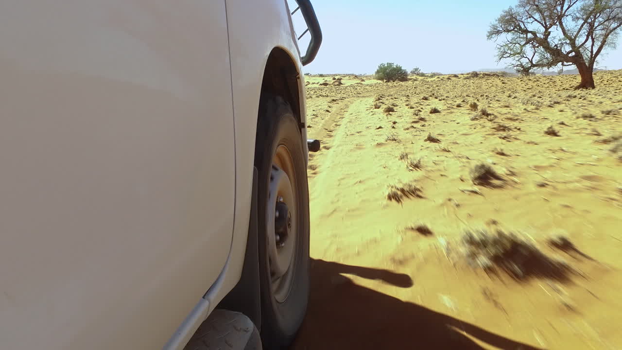 Dettaglio delle ruote del veicolo fuoristrada nel deserto della Namibia