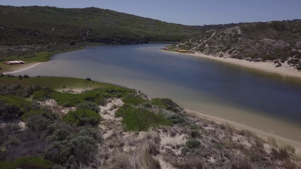 medio disparo con movimiento suave de la desembocadura del río margaret, dron