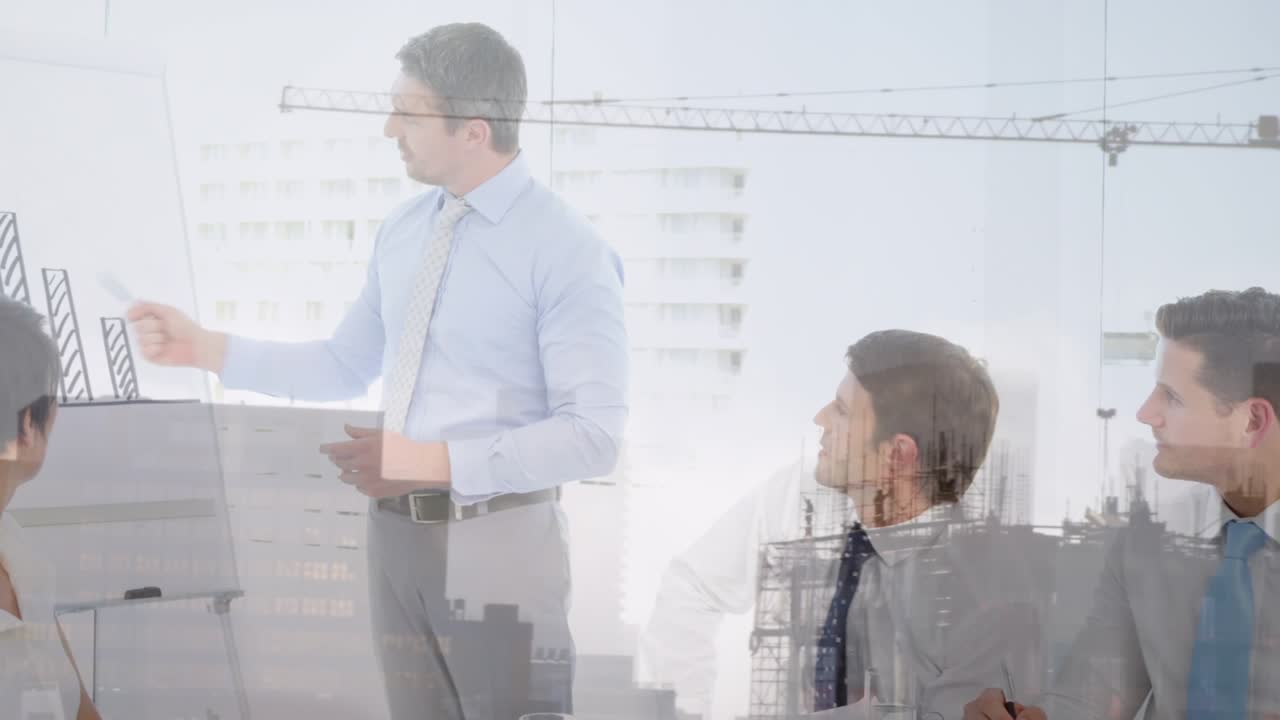 Animación de personas de negocios diversas sobre una obra en construcción