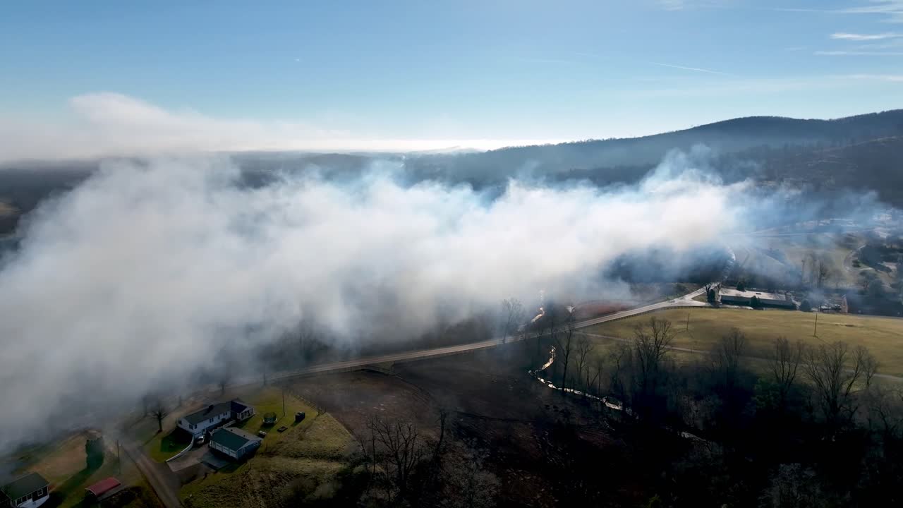 la niebla se encuentra sobre el valle del condado de wilkes al pie de la antena de las montañas cubiertas de matorrales