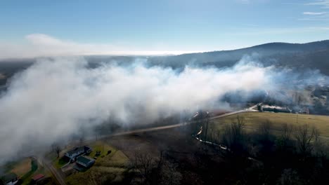 La-Niebla-Se-Encuentra-Sobre-El-Valle-Del-Condado-De-Wilkes-Al-Pie-De-La-Antena-De-Las-Montañas-Cubiertas-De-Matorrales