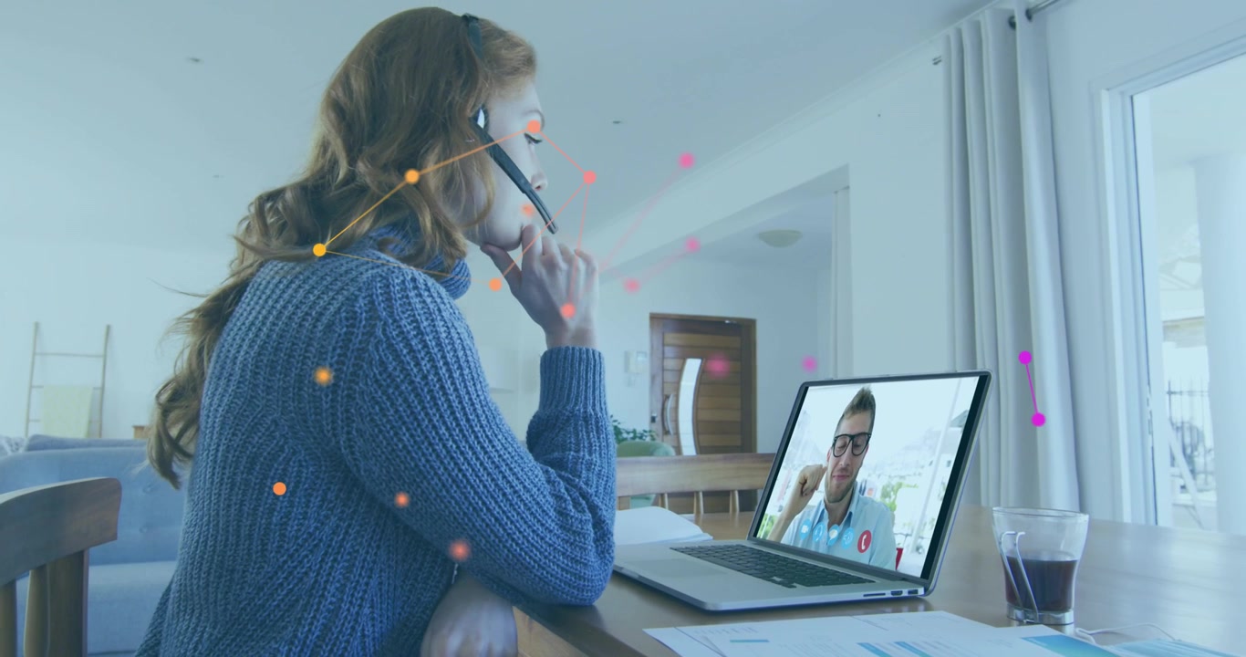 Animation af netværk af forbindelser over en kaukasisk person, der har et videoopkald på bærbar computer derhjemme.