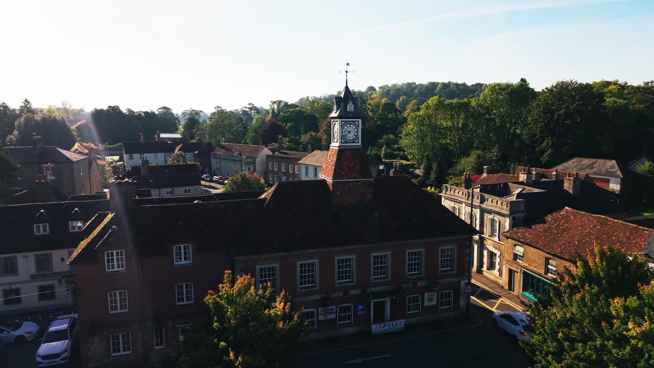 Riprese aeree drone dell'edificio storico del mercato e della torre dell'orologio nel centro della città di Wilton Wiltshire vicino a Salisbury, Inghilterra.
