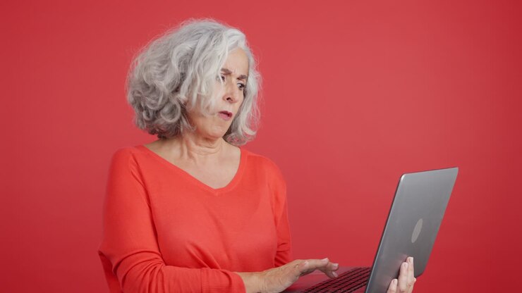 mujer anciana usando una computadora portátil