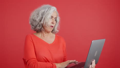 mujer mayor usando computadora portátil