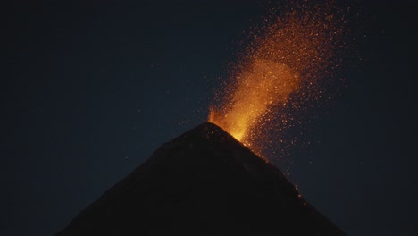 volcán de fuego en erupción en guatemala durante la noche, fondo negro