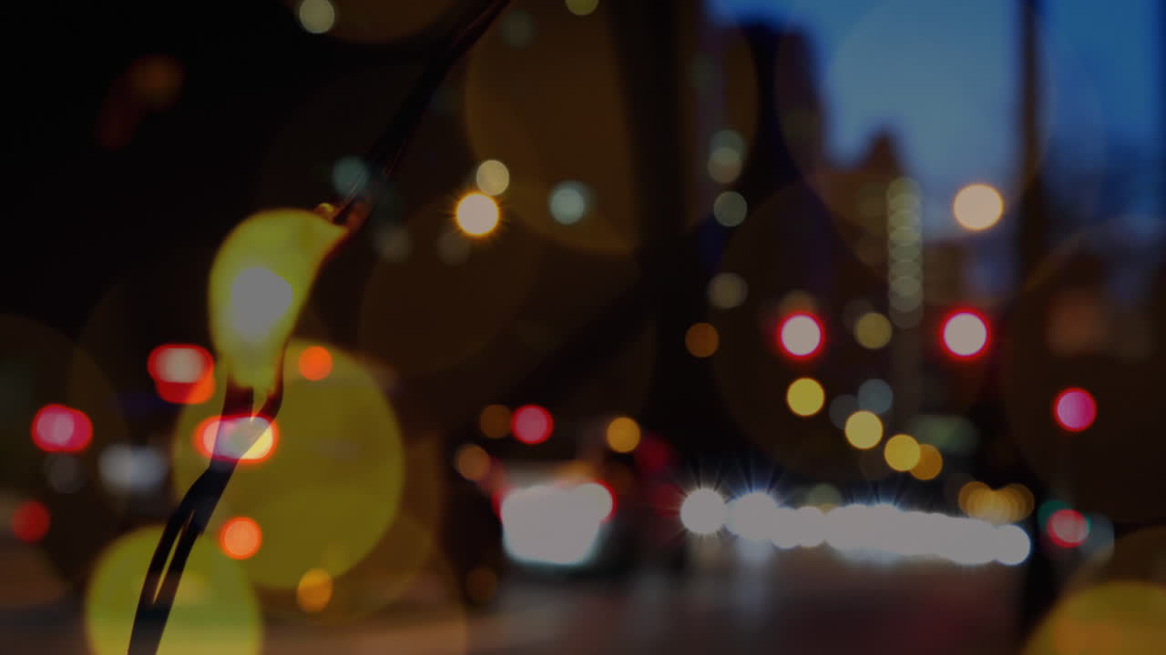 밤에 도시에서 도로 교통 4k