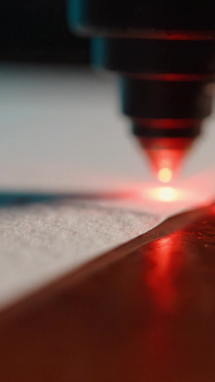 Erittäin tarkka laserointiprosessi esitelty lähikuvien kautta, jotka vangitsevat sen monimutkaisen taiteellisuuden ja teknologisen innovaation materiaalisuunnittelussa.