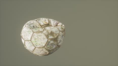 viejo balón de fútbol de cuero desinflado