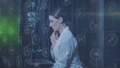 animación de iconos que caen sobre una trabajadora de la sala de servidores caucásica