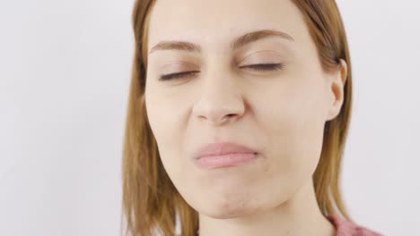 mujer comiendo manzana seca en primer plano. frutas secas.