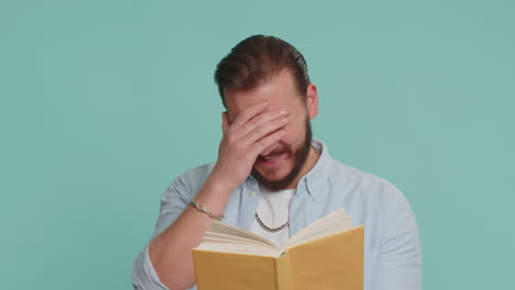 hombre árabe feliz leyendo divertido interesante libro de cuentos de hadas, ocio afición, educación, aprendizaje