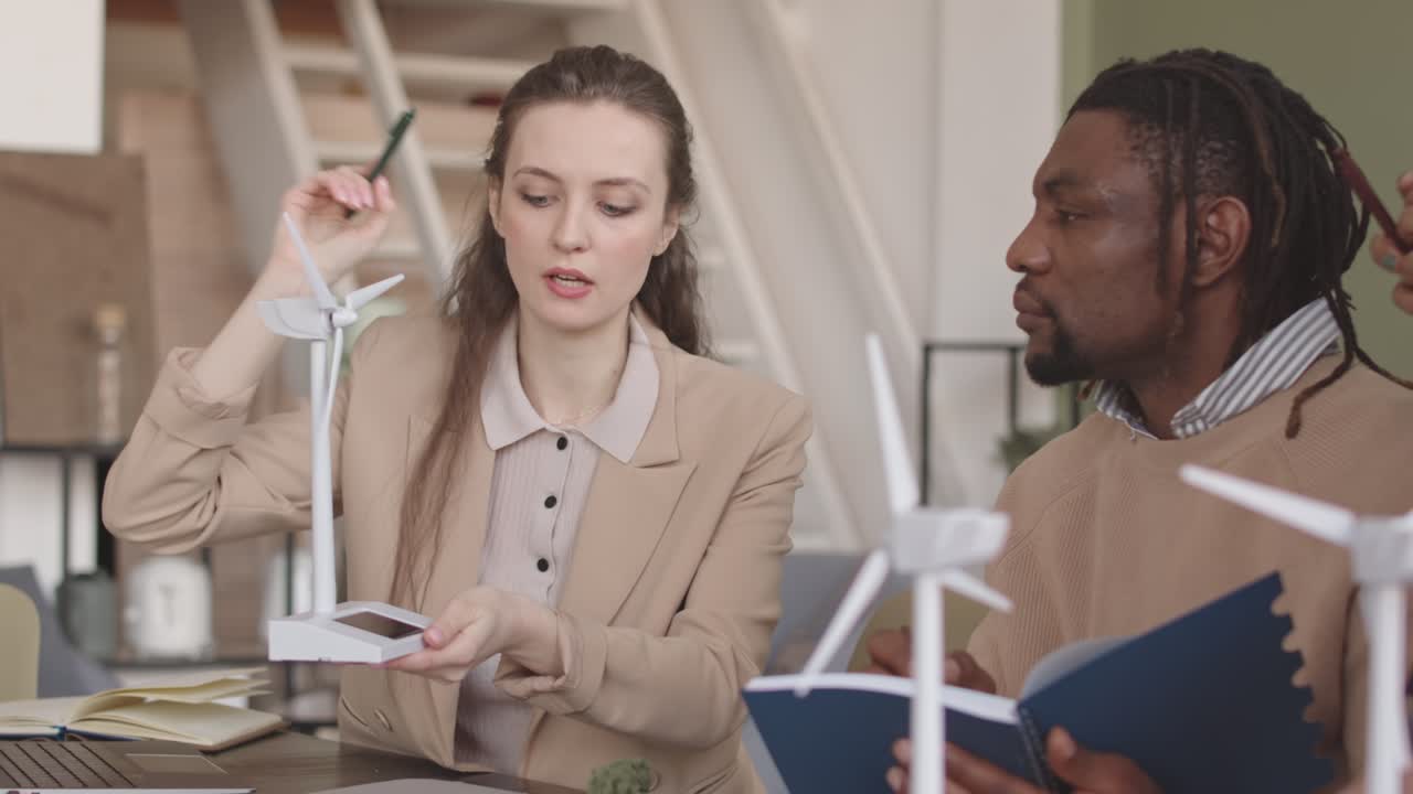 ingenieros multiétnicos discutiendo proyectos de energía renovable