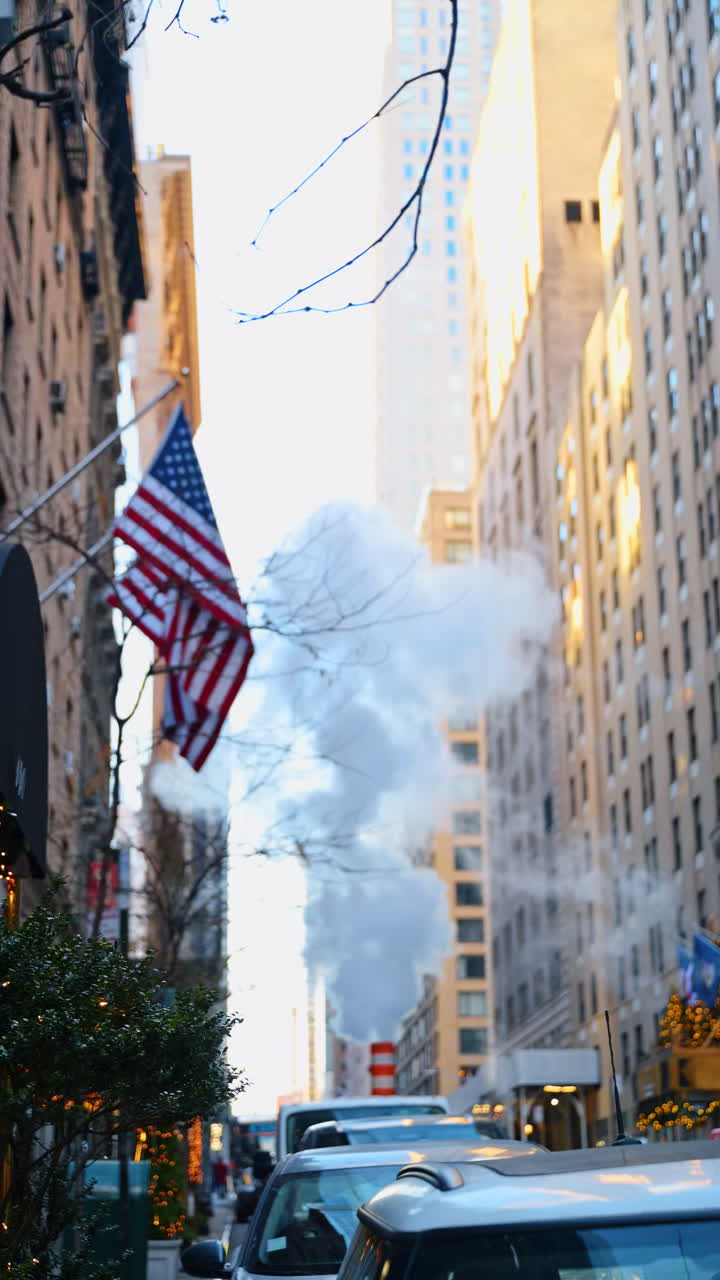 Vapore che si alza da una strada di Manhattan. Il vapore si alza da una griglia di ventilazione tra gli edifici di Manhattan in inverno