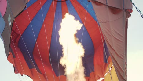 llenando el globo con aire caliente - tiro de ángulo bajo del quemador y las llamas