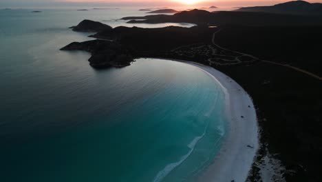 Vista-Aérea-Que-Revela-Lucky-Bay-Y-El-Campamento-En-El-Parque-Nacional-Cape-Legrand-Al-Atardecer,-Australia-Occidental