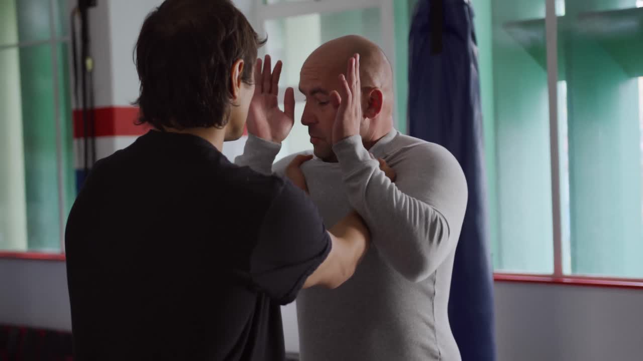 백인 코치 가 체육관 에서 조언 을 주는 것