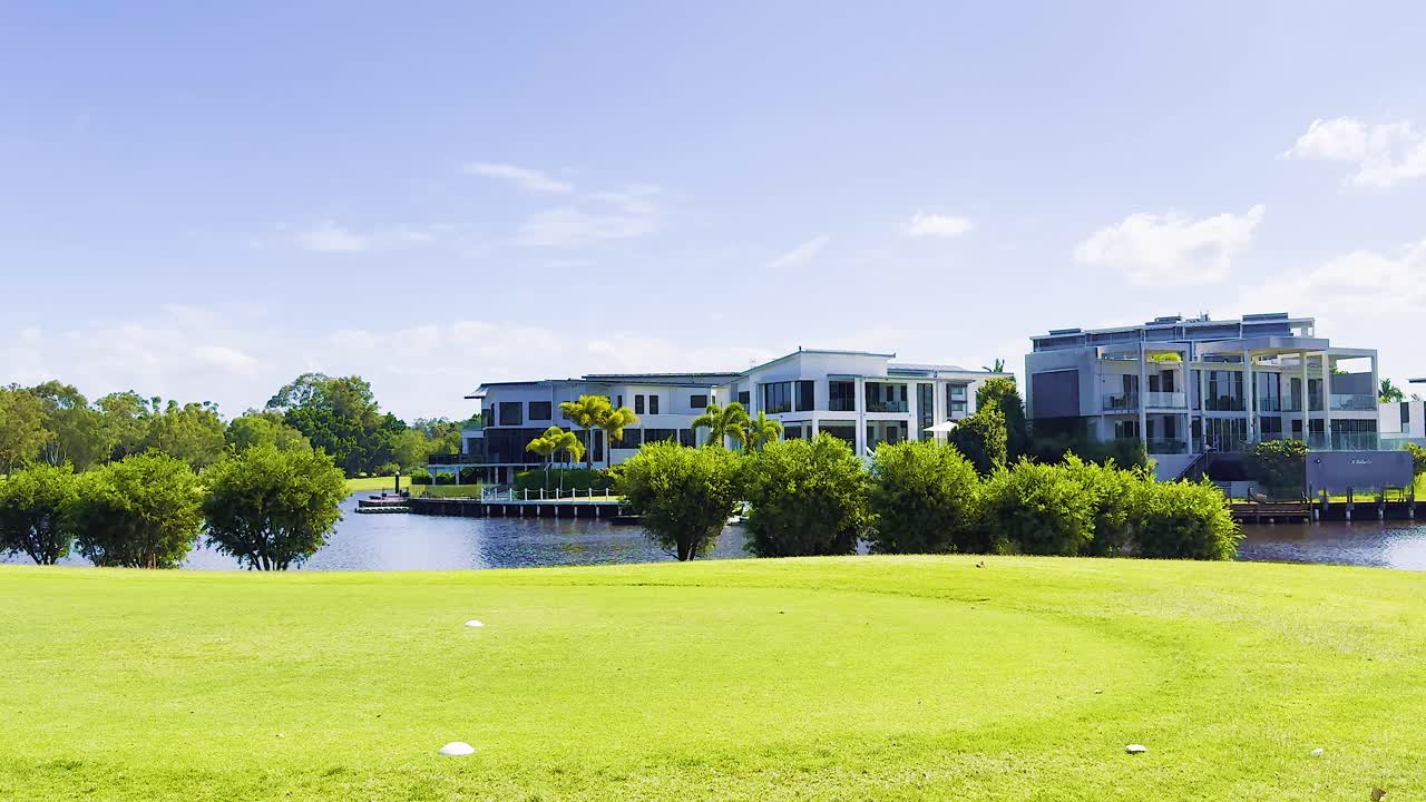 울창한 초록색과 조용한 물의 풍경