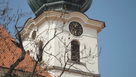 Ein-Turm-Mit-Einer-Uhr