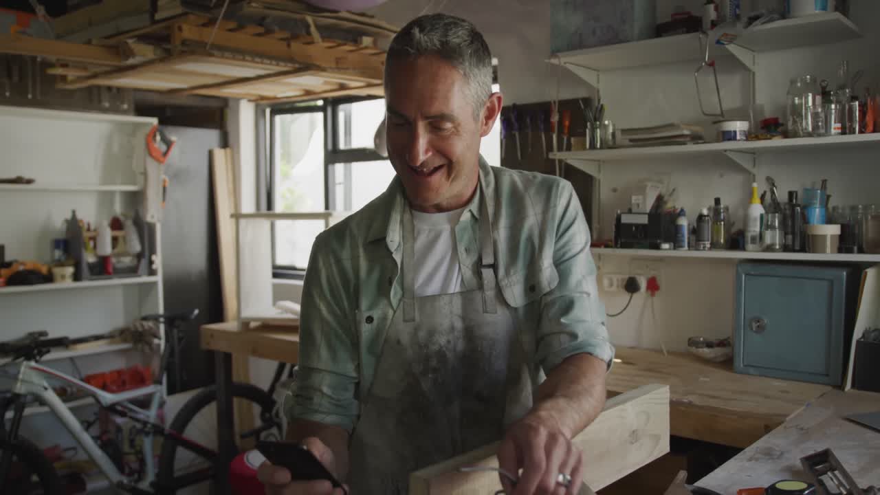 hombre haciendo diy en casa usando un teléfono inteligente