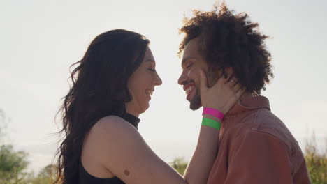 cabeza y hombros cerca de una joven pareja romántica abrazándose en el campo con la puesta de sol