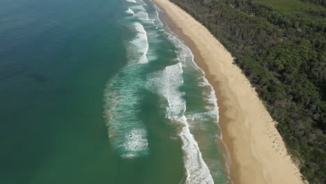 Toma-Aérea-Inclinada-Hacia-Arriba-Con-El-Océano-Y-Las-Olas-Cerca-Del-Parque-Costero-De-Cape-Conran,-Australia