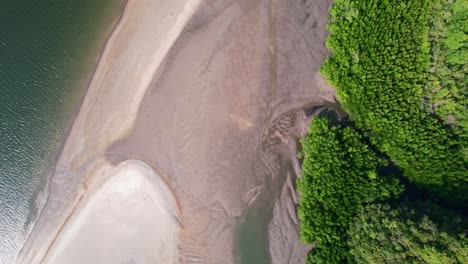 Vista-Aérea-De-Drones-De-Arriba-Hacia-Abajo-De-Un-Río-Durante-La-Marea-Baja-Que-Revela-Un-Banco-De-Arena-Y-Manglares-En-Un-Día-Soleado-En-Ao-Thalane-Krabi-Tailandia