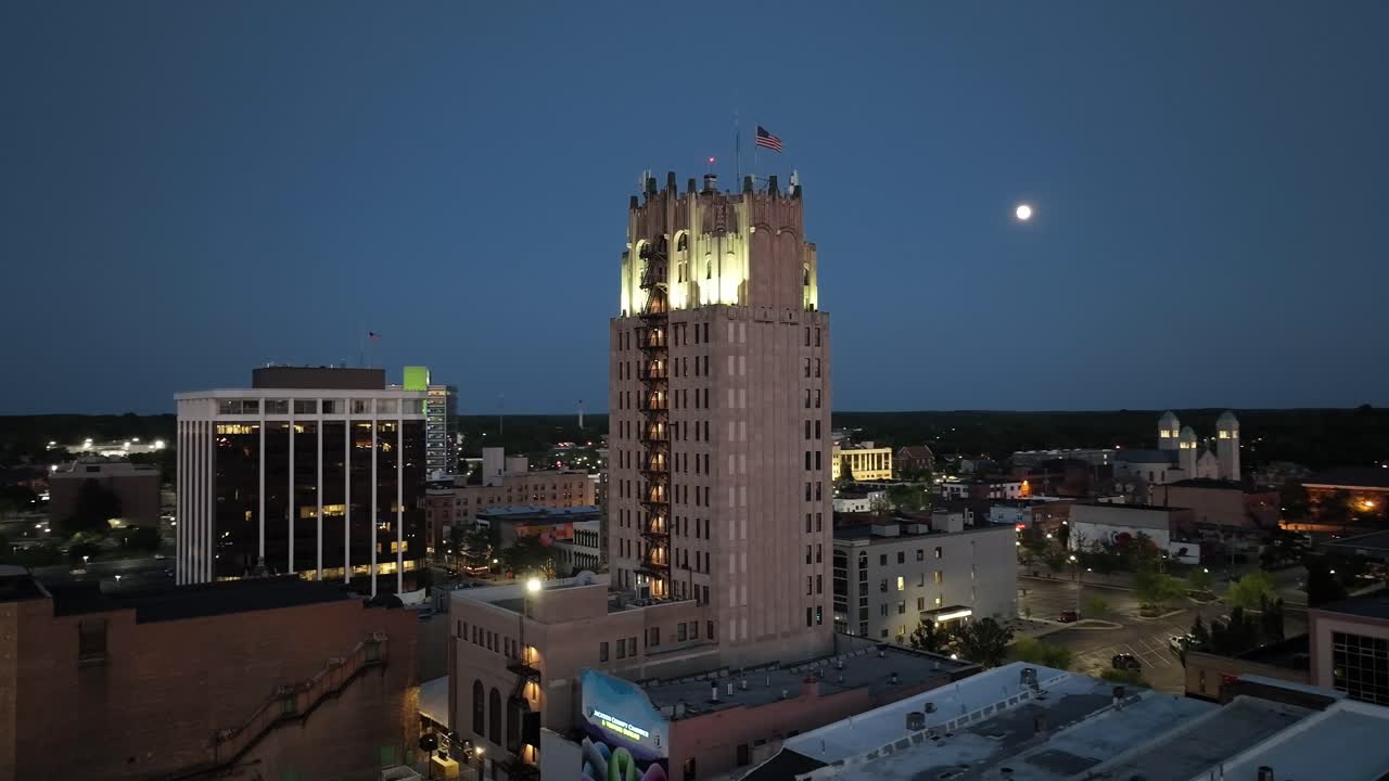 잭슨, 미시간 다운타운 밤에 드론 비디오 클로즈업 서클