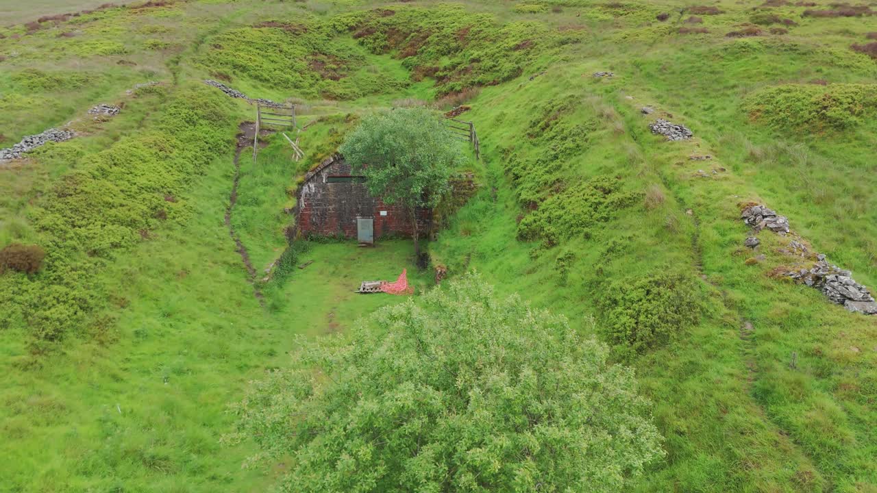 vista de avión no tripulado del parque nacional de peak district rodeado de vegetación en inglaterra