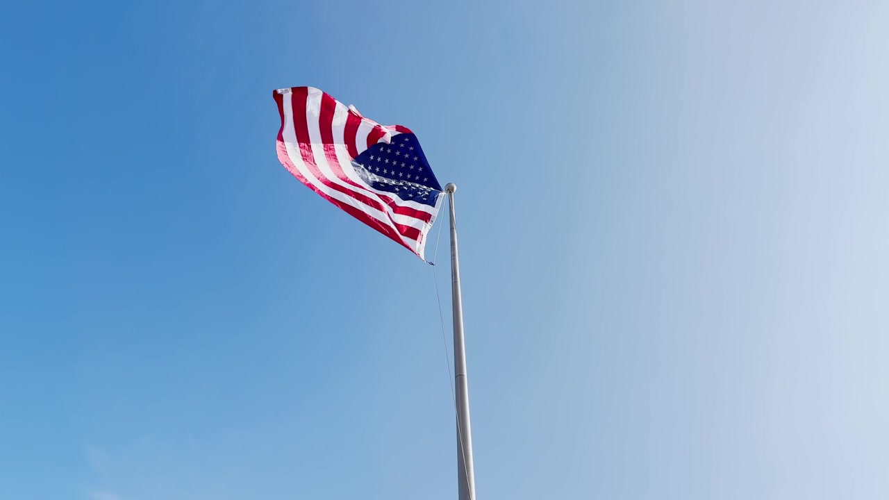 Bandiera americana, bandiera USA, bandiera, asta, sventolante, vento che soffia, giornata soleggiata, pomeriggio, libertà, simbolo nazionale, base militare, edificio, cortile, verso l'alto, isolata, asta, che sventola in alto, bandiera america, appesa