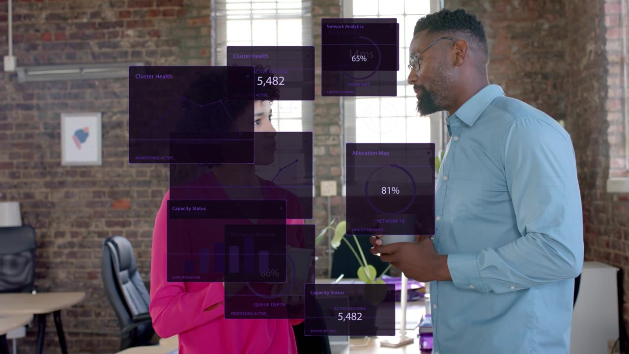 Une femme fait une pause alors qu'une tuile violette apparaît au-dessus de sa tête, des tableaux de bord se développent, un duo analyse des graphiques commerciaux.