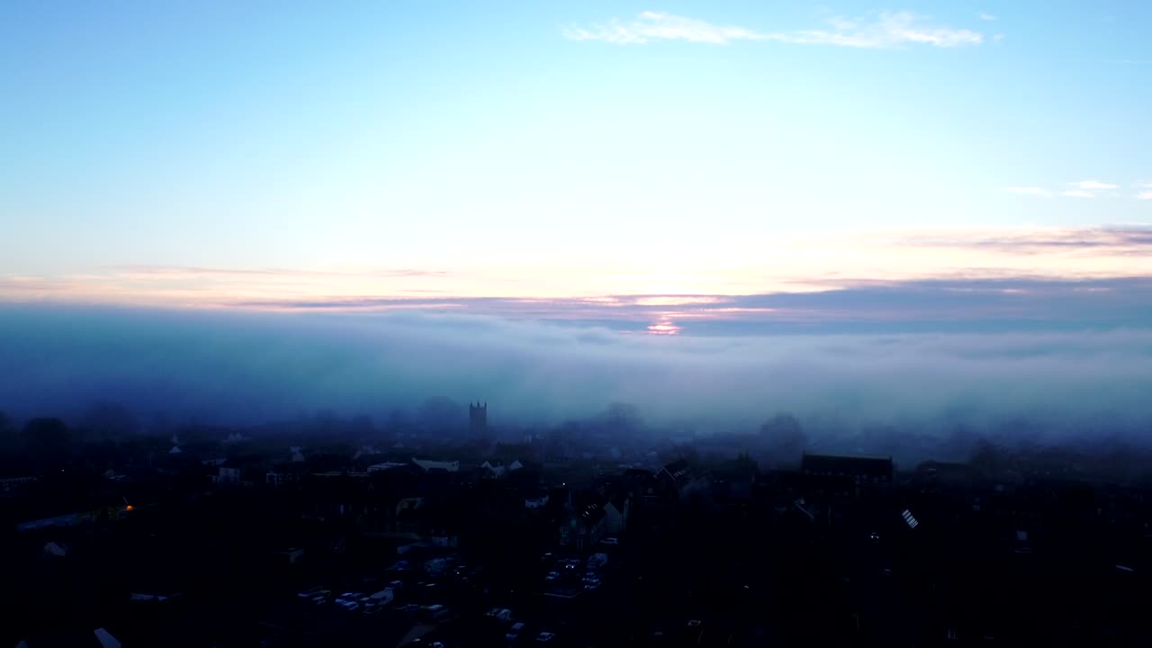 글래스톤베리 시는 낮은 안개로 여 있습니다.