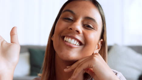 llamada de video, sonrisa y retrato de chica india