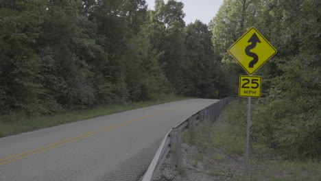 route de campagne sinueuse dans la journée