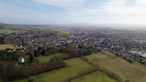 Drone-Volando-Hacia-La-Ciudad-Rural-Escocesa-De-Blairgowrie-Y-Rattray