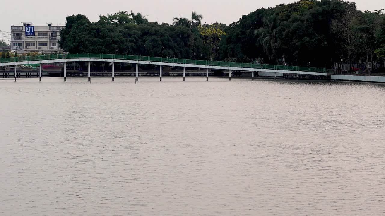 다리 와 호수 의 풍경