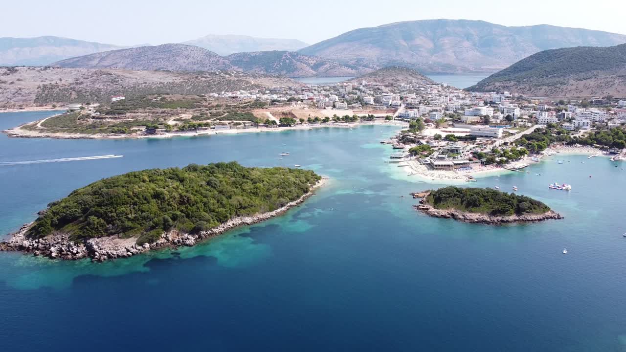 paisaje urbano, costa y pequeña playa en las islas ksamil, albania - antena de marcha atrás