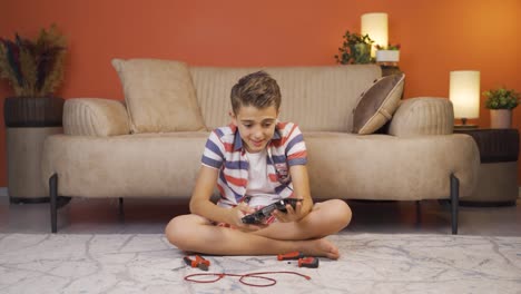 niño inteligente mirando con asombro a los materiales tecnológicos.