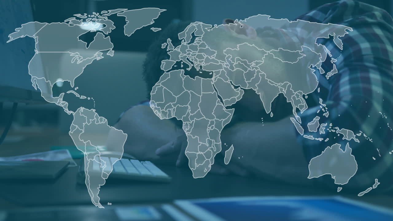 animación del procesamiento de datos financieros sobre un empresario caucásico que usa una computadora portátil en la oficina