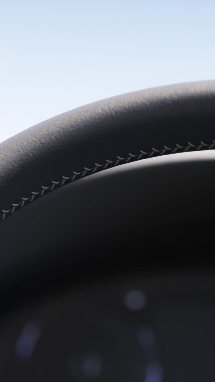 Primer plano de un volante de coche durante un viaje en un día despejado.