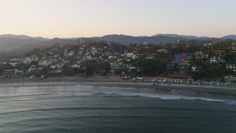 Antenne-Entlang-Der-Küste-Von-Sayulita,-Mexiko,-Strand,-Surfstadt-Bei-Sonnenaufgang,-4k