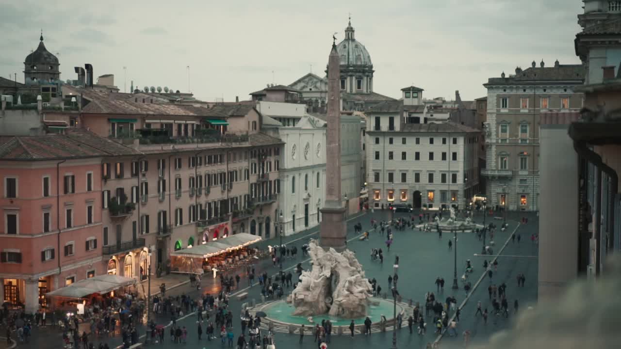 piazza navona al tramonto con i turisti, dopo la pioggia, ripresa dall'alto