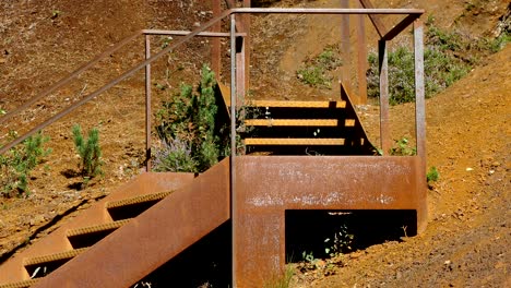 una escalera de hierro en la ladera de la montaña.
