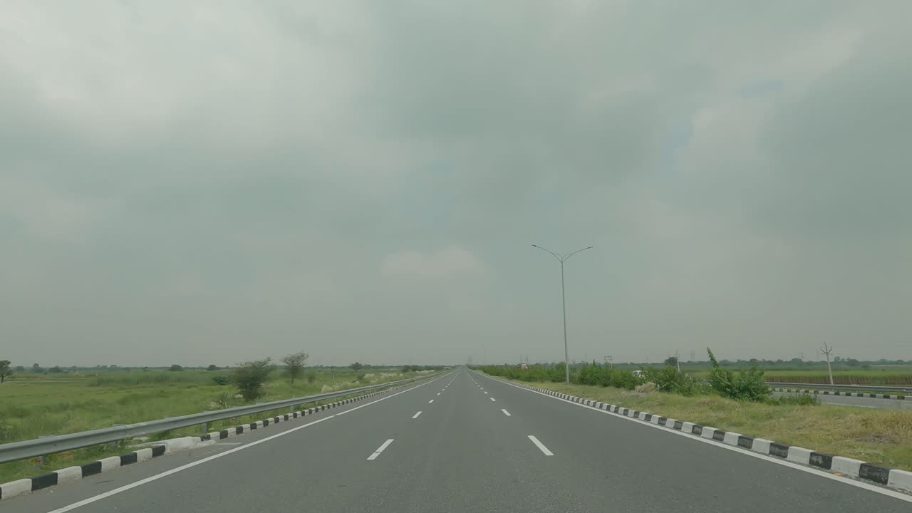나렌드라 모디 총리가 개통한 서부 주변 고속도로를 달리는 차량의 시점에서 타임랩스