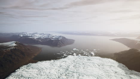 Hermosa-Vista-Aérea-Del-Enorme-Glaciar-En-Islandia-Y-Su-Laguna