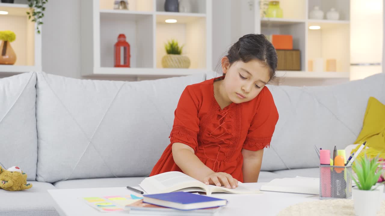 불행하고 슬픈 소녀 아이는 읽는 것에 지루합니다.